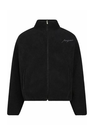 Czarna polarowa kurtka z wysokim kołnierzem, przednim zamkiem błyskawicznym, bocznymi kieszeniami oraz subtelnym logo po lewej stronie klatki piersiowej. Miękki, teksturowany materiał.