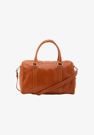 Sac de voyage en cuir marron avec doubles poignées, bandoulière amovible et ferrures métalliques dorées sur fond blanc.