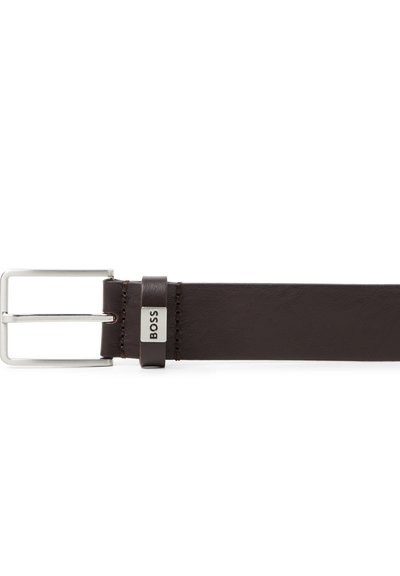 Cinturón de cuero marrón oscuro con hebilla rectangular plateada y presilla con el nombre de la marca BOSS en letras negras.