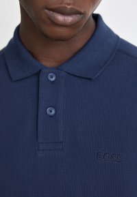 BOSS Top s dlhým rukávom - open blue