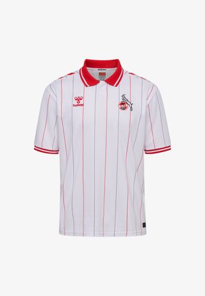 Wit poloshirt met dunne rode en zwarte verticale strepen, een rode kraag en logo's van Hummel en 1. FC Köln met een geit-embleem op de borst.
