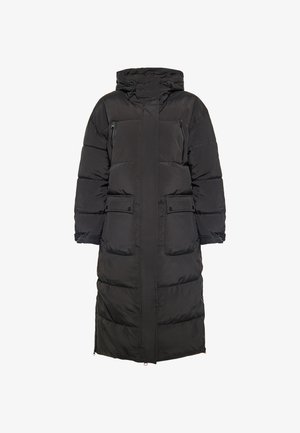 Abrigo de plumas largo negro con capucha, que presenta bolsillos en el pecho con cremallera, dos bolsillos frontales con solapa y una textura acolchada. Acabado de tela suave.