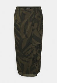 Tmavě zelená midi sukně s volánkovým detailem na jedné straně, zdobená listovým vzorem v tmavších odstínech, vyrobená z lehkého materiálu.