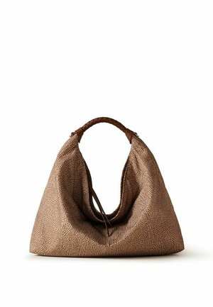 Sac à main marron texturé avec une forme souple et décontractée et une poignée en cuir tressé sur un fond blanc uni.