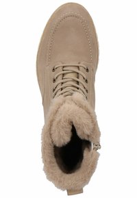 Béžová semišová kotníková obuv s límcem podšitým kožešinou, šněrováním vpředu a jemnou texturou. Kola oválný tvar a neutrální barva podešve dotvářejí design.