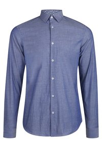 Camisa de manga larga en tela azul claro con una textura sutil. Cuenta con un cuello abotonado y botones blancos, con un interior de cuello con un patrón.