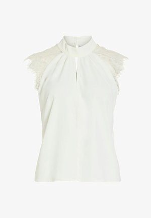 Hvid ærmeløs bluse med høj krave, nøglehul-udskæring foran og blonde-kappærmer med bølget kant.