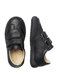 Scarpe in pelle nera per bambini con doppie cinturino in velcro, interno imbottito beige e suole in gomma flessibili, mostrate in vista dall'alto e di lato.