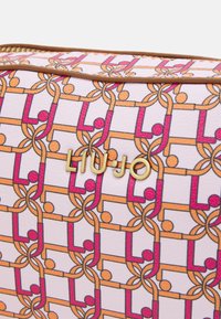 Rosa syntetisk taske med et geometrisk mønster af sammenkoblede linjer og prikker i orange og fuchsia, med et guld "LIU·JO" logo.