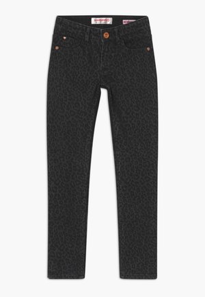 Pantalon noir ajusté avec un motif imprimé léopard subtil et fermeture à bouton marron, posé à plat sur fond blanc.