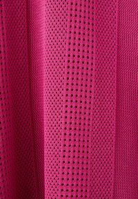 Tissu magenta avec des rayures verticales alternées en tricot et en mesh, comportant de petits trous perforés créant un motif texturé.