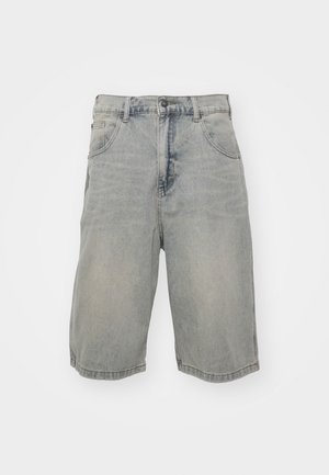 Graue, ausgewaschene Jeansshorts mit vorderem Knopf und Reißverschluss, Gürtelschlaufen und Vordertaschen, auf einem schlichten weißen Hintergrund dargestellt.
