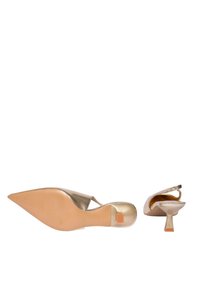 Scarpe con tacchi alti in metallo dorato con design a punta, apertura sul retro e suola testurizzata. Presentano un tacco sottile e accenti hardware minimal.