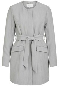 Cappotto elegante grigio chiaro con silhouette dritta, cintura in vita, due tasche anteriori e scollatura rotonda, realizzato in un tessuto liscio e testurizzato.