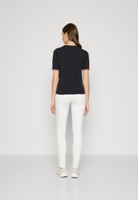Tommy Hilfiger SHORT SLEEVE KNIT - Paprasti marškinėliai - desert sky
