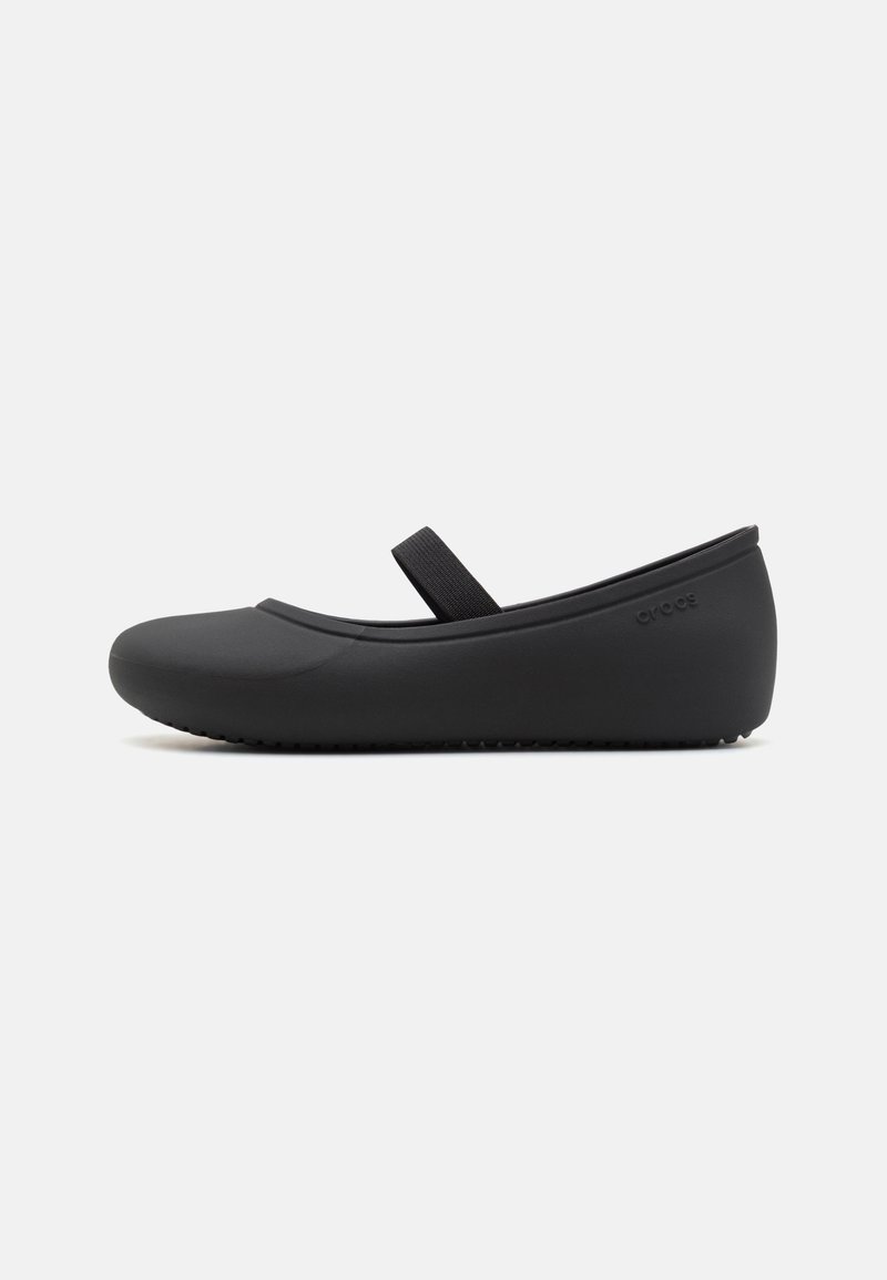 Ballet flat nera con punta tondeggiante, realizzata in materiale liscia. Presenta una cinghia diagonale e una suola testurizzata per una buona presa.