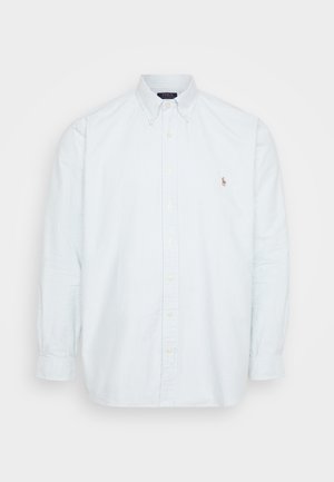 Langermet skjorte med knapper i lys blå og hvite striper, med klassisk krage og en liten brodert logo på venstre bryst.