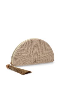 Bolso de mano tejido en color beige con forma de media luna, cierre de cremallera y un borlas decorativa. Superficie texturizada con detalles de patrón sutil.