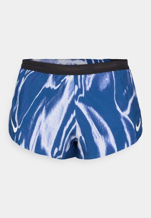 Blaue und weiße gemusterte Sportshorts mit einem schwarzen elastischen Bund und kleinem weißen Logo am Saum. Weiches, leichtes Material.