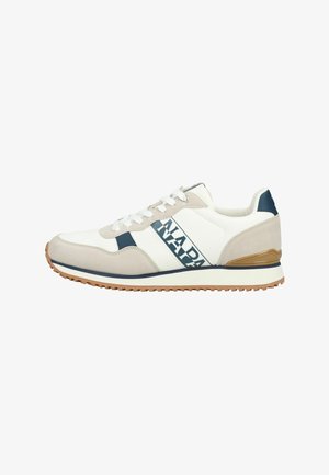 Sneaker bianca e beige con dettagli blu, suola in gomma, stringhe e logo "NAPAPIJRI" sul pannello laterale.