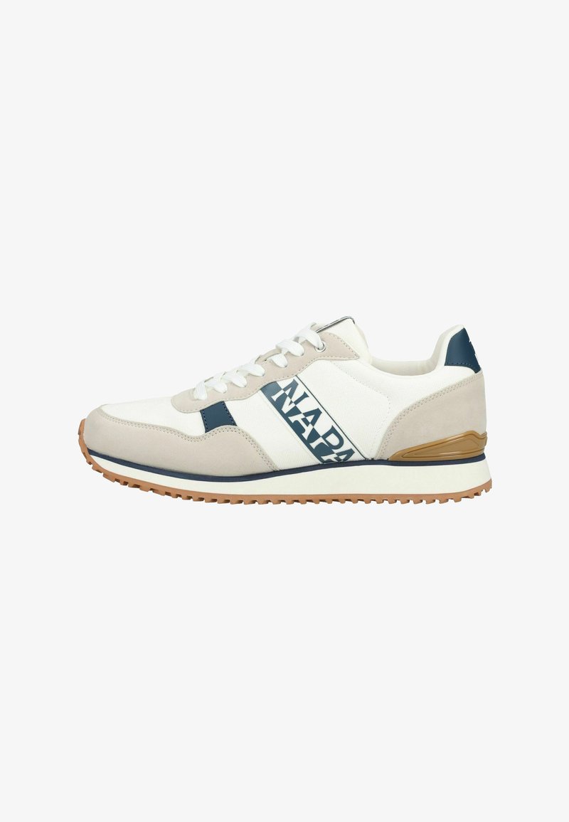 Sneaker bianca e beige con dettagli blu, suola in gomma, stringhe e logo "NAPAPIJRI" sul pannello laterale.