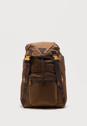 Rucsac maro cu material cu model, buzunar frontal cu fermoar, curele închise în culoare închisă cu catarame aurii și o patch cu logo triunghiular pe clapetă.