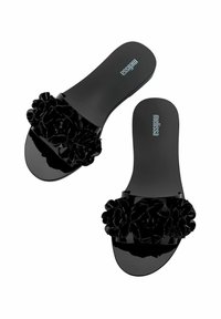 Czarne klapki z błyszczącym wykończeniem i dekoracyjnym kwiatowym akcentem z miękkiego materiału na pasku. Gładki design wkładki.