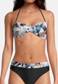 Bikini-Set mit einem Bandeau-Oberteil im tropischen geometrischen Muster und einem einfarbigen schwarzen High-Waist-Boden. Glatte Textur, verstellbare Träger.