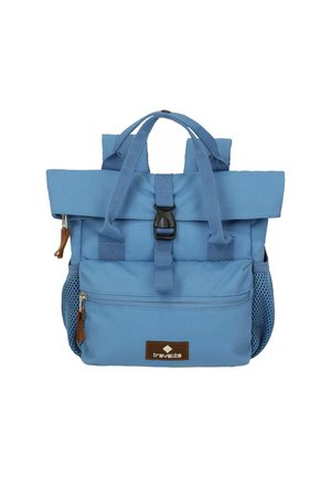 Mochila de tela azul con un diseño de rollo en la parte superior, correas ajustables, bolsillo frontal y bolsillos laterales de malla. Presenta detalles de cuero marrón.