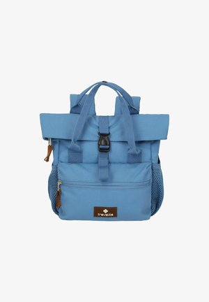 Mochila de tela azul con un diseño de rollo en la parte superior, correas ajustables, bolsillo frontal y bolsillos laterales de malla. Presenta detalles de cuero marrón.