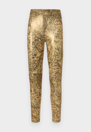 Leggings con stampa animale oro e marrone, caratterizzati da una texture liscia e lucida e da un design aderente, con vita alta e gambe strette.