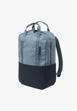 Zaino bicolore blu con manici superiori, spallacci imbottiti, tasca frontale con cerniera e base nera.