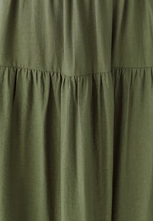 Olivgrüner Stoff mit gerafften Nähten, die ein gestuftes, strukturiertes Erscheinungsbild erzeugen.