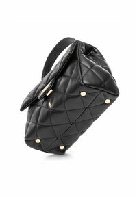 Czarna pikowana skórzana torebka o miękkim, zaokrąglonym kształcie, z mosiężnymi akcentami oraz małymi ochronnymi nóżkami na dole.