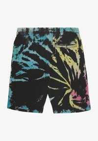 Kratke hlače s tie-dye uzorkom u crnoj, plavoj, žutoj i ružičastoj boji, s elastičnim pojasom i jednim stražnjim džepom na patentni zatvarač na desnoj strani.