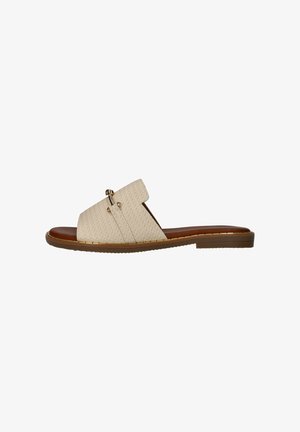 Beige geweven leren slip-on sandaal met goudkleurige gespdetail, bruine gewatteerde voetbed en platte rubberen zool.
