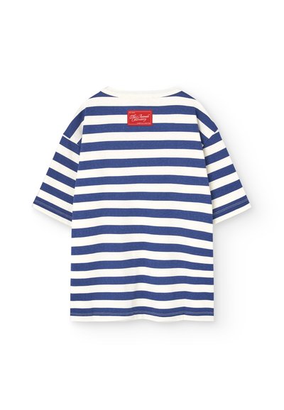 Stripet t-shirt med blå og hvide vandrette striber, med et rødt mærke på bagsiden. Lavet af blødt bomuldsmateriale.