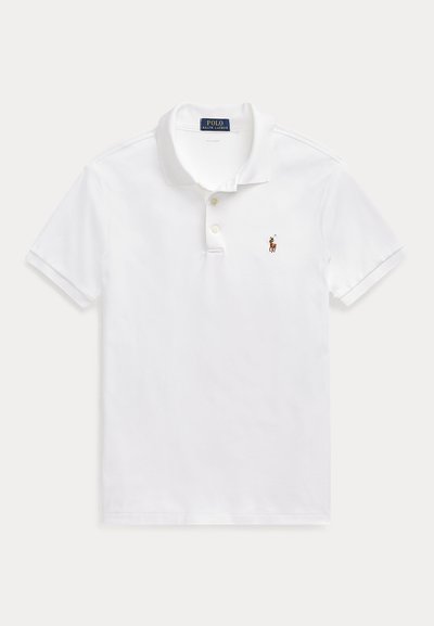 Hvid polo-shirt med korte ærmer, krave, to knapper og lille broderet logo af en person på en hest på brystet.