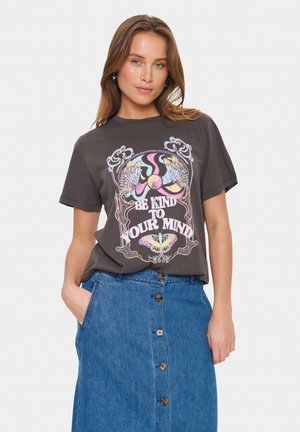 T-shirt en coton gris avec un design graphique coloré représentant des papillons et du texte. Assorti à une jupe en denim bleu, avec fermeture à boutons.