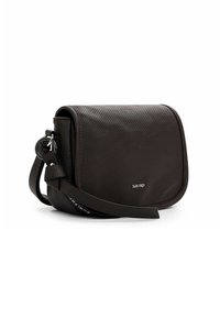 Borsa a tracolla in similpelle marrone con frontale testurizzato, chiusura a patta, tracolla regolabile e dettagli in metallo argentato.