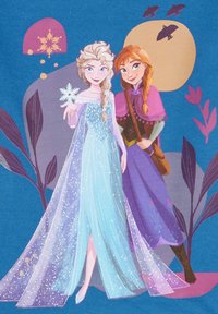 Due personaggi animati sono in piedi su uno sfondo blu. Uno indossa un vestito blu chiaro scintillante con una mantella, l'altro è vestito con un completo viola e un mantello rosa.
