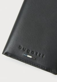 Portefeuille en cuir noir avec le logo « bugatti » en relief, présentant une accentuation à rayures multicolores et une couture visible le long des bords.