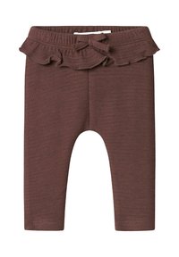 Brązowe legginsy o fakturowanej powierzchni z falbaniastym pasem w talii i zawiązanym kokardą detalem. Tkanina ma wypukły wzór, co nadaje jej miękki wygląd.