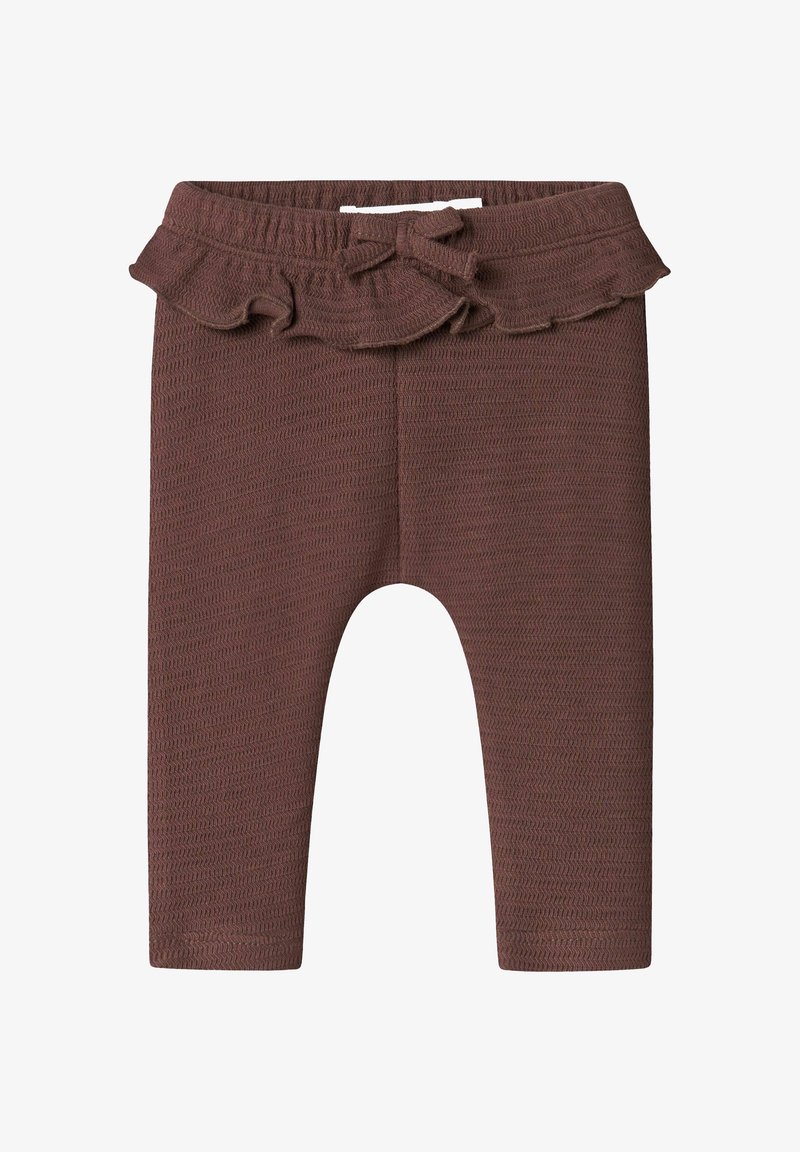 Brązowe legginsy o fakturowanej powierzchni z falbaniastym pasem w talii i zawiązanym kokardą detalem. Tkanina ma wypukły wzór, co nadaje jej miękki wygląd.