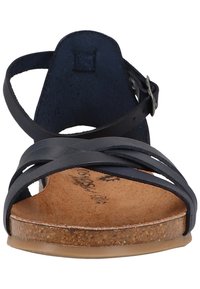 Granatowe sandały z cienkimi skórzanymi paskami, korkową wkładką i zaokrąglonym czubkiem. Regulowany pasek na kostce oraz minimalistyczne detale projektu.