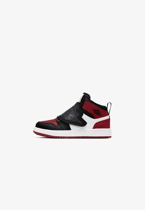 Sneaker alta in pelle nera, rossa e bianca; presenta una striscia in velcro, dettagli testurizzati e una suola in gomma bianca con un logo.