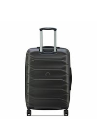 Maleta de plástico duro negra con un diseño texturizado en líneas, asa retráctil y cuatro ruedas para una fácil movilidad. Duradera y funcional.