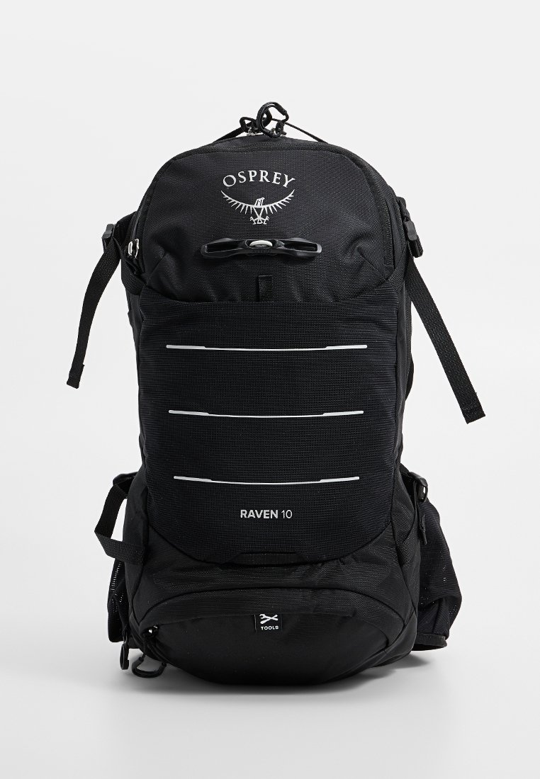 Mochila Black Osprey Raven 10 con acabado texturizado, bolsillo delantero con tres franjas reflectantes horizontales, correas ajustables y bolsillos laterales.