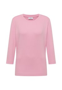 Lyserød t-shirt med trekvartærmer, lavet af ribbet stof. Har en rund halsudskæring og et mærke med brandnavnet "CECIL."
