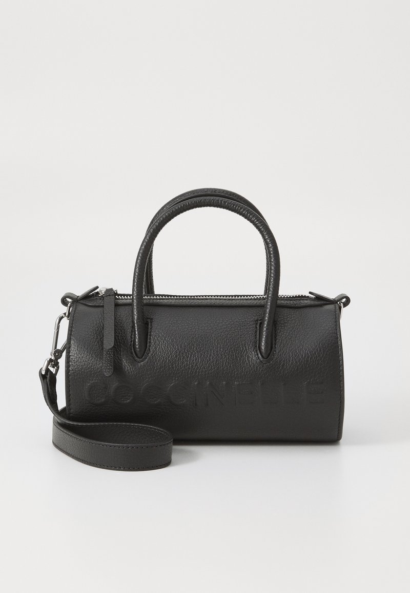 Sac à main en cuir noir avec des poignées arrondies, fermeture zippée et bandoulière amovible. Présente le nom de la marque embossé sur le côté.